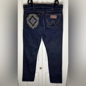 Men’s Wrangler Slim Tapered Jeans W/ Embroidered Back Pocket Size 34x32